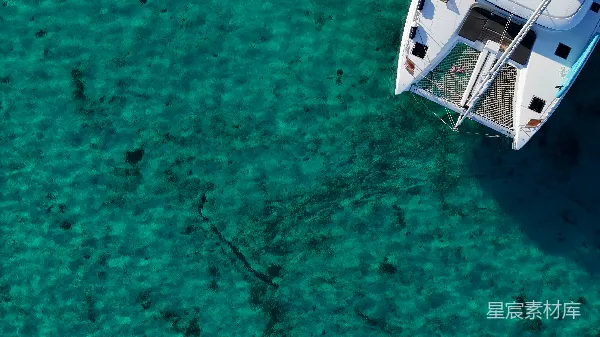 高清摄影 碧海蓝天与游艇的空中俯瞰