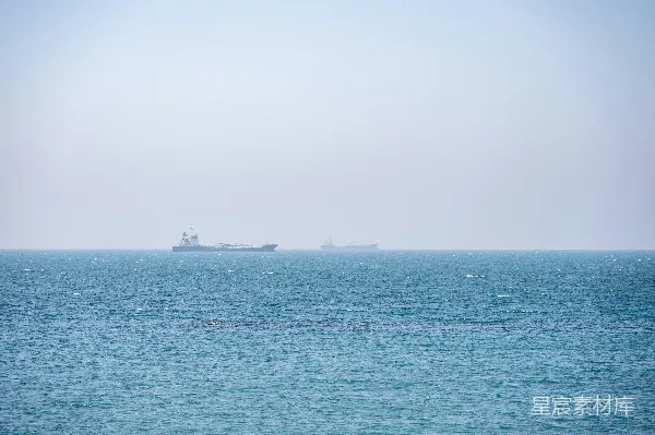 高清摄影 海上航行的油轮