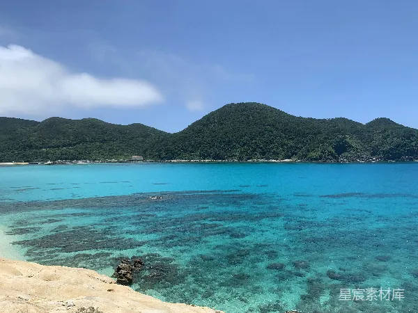 高清摄影 碧蓝海水与翠绿岛屿