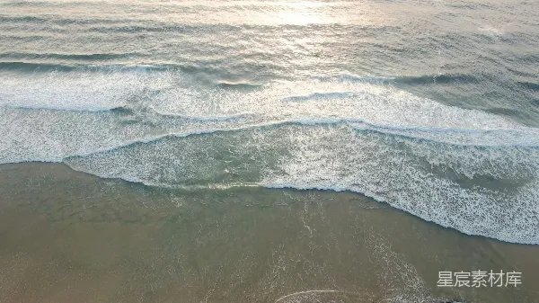 高清摄影 海岸线的波浪与沙滩