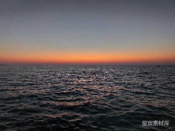 高清摄影 日落海景中的弯月