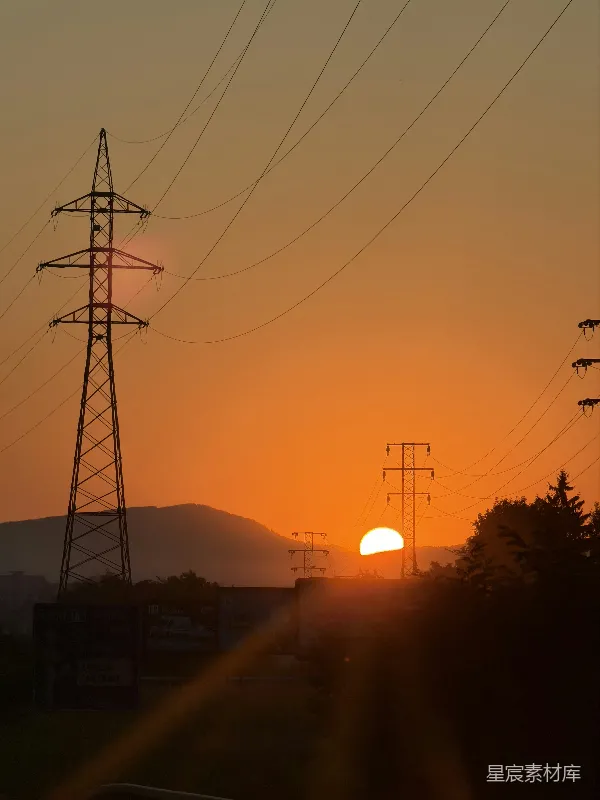 高清摄影 夕阳下的电线塔