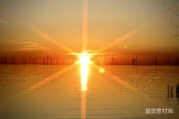 高清摄影 夕阳下的海上风车