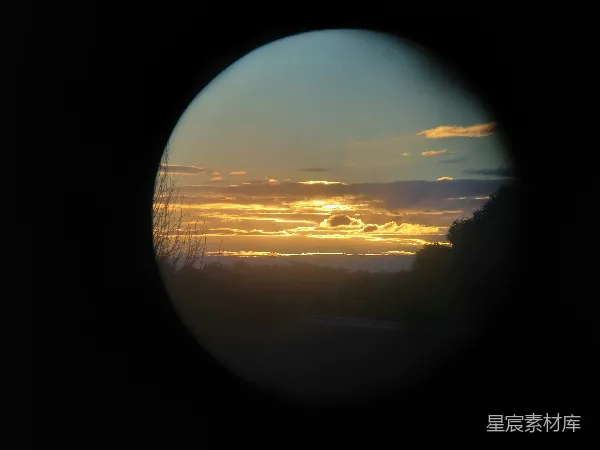 高清摄影 透过圆形孔洞的夕阳景色