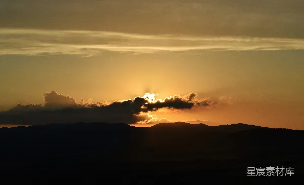 高清摄影 夕阳西下，云海山影