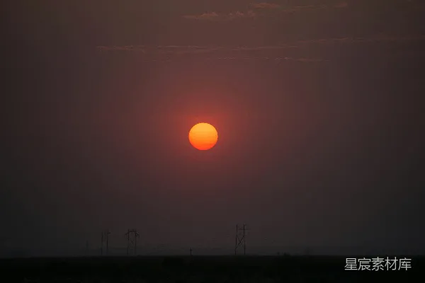 高清摄影 夕阳下的电线杆剪影