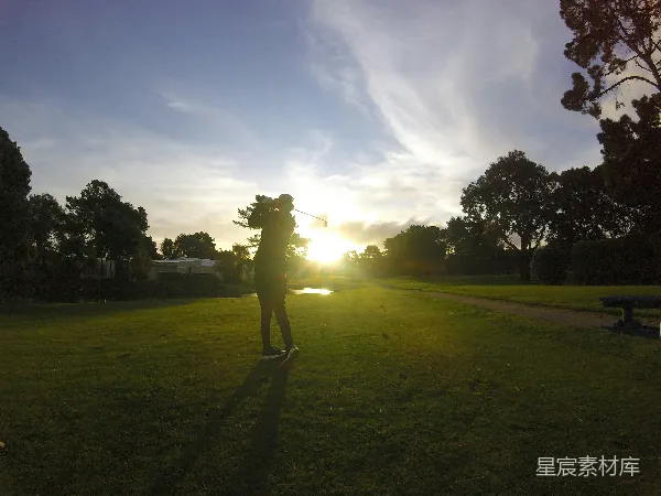 高清摄影 夕阳下的高尔夫挥杆
