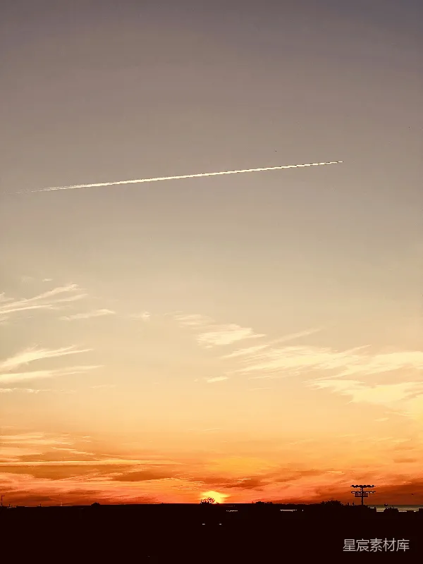 高清摄影 夕阳余晖与飞机尾迹