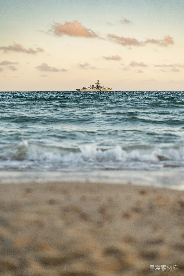 高清摄影 夕阳下的海与舰