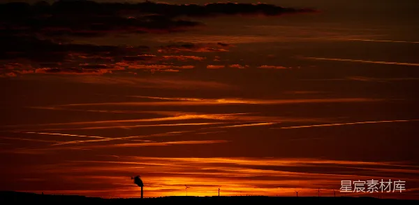 高清摄影 夕阳下的风力发电机