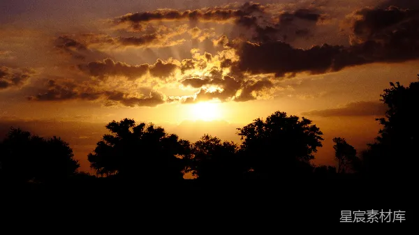 高清摄影 夕阳西下，云层中的光芒