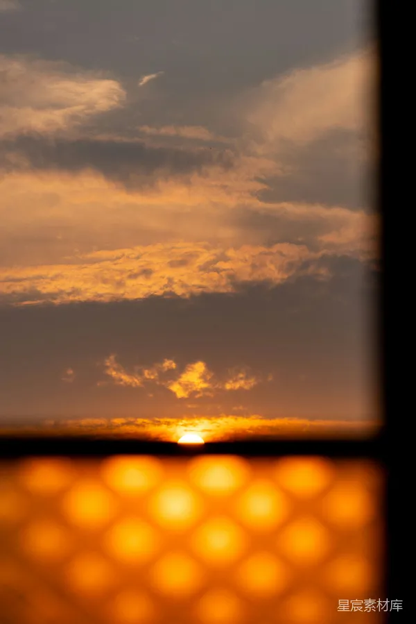 高清摄影 夕阳透过窗户的云彩
