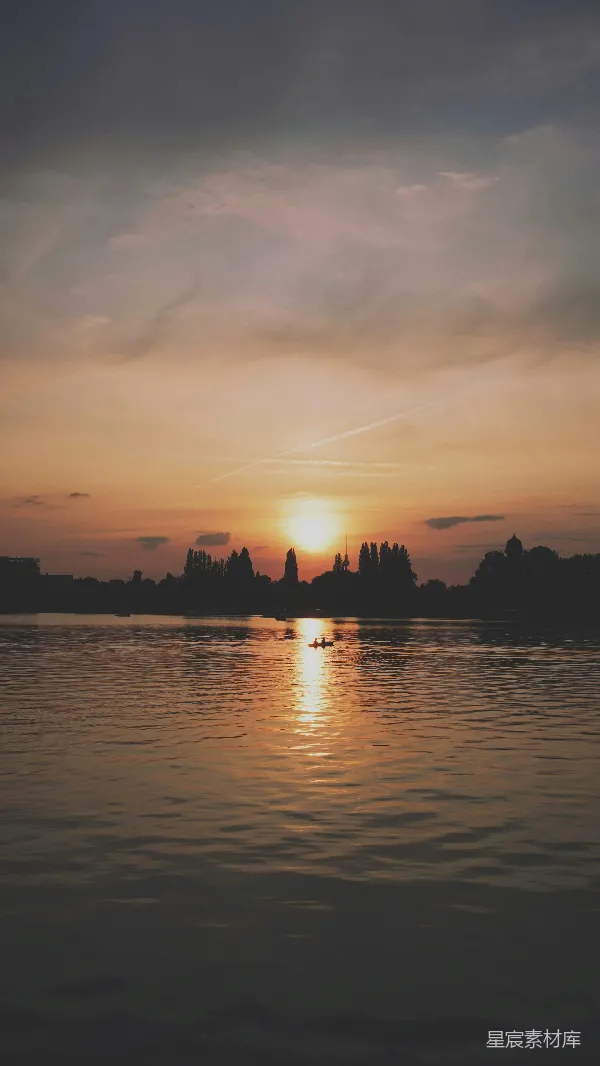 高清摄影 夕阳下的宁静湖面