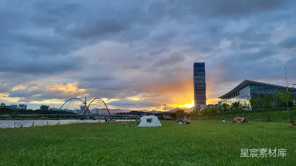 高清摄影 城市日落帐篷露营