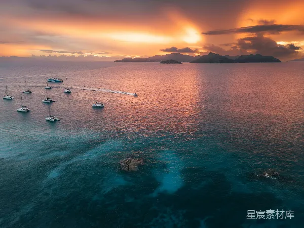 高清摄影 日落海上的帆船与岛屿