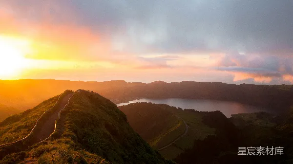 高清摄影 日落时分的火山口湖