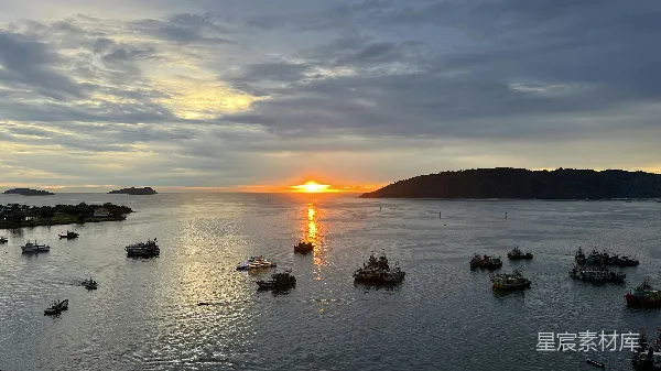 高清摄影 海港日落：渔舟点点