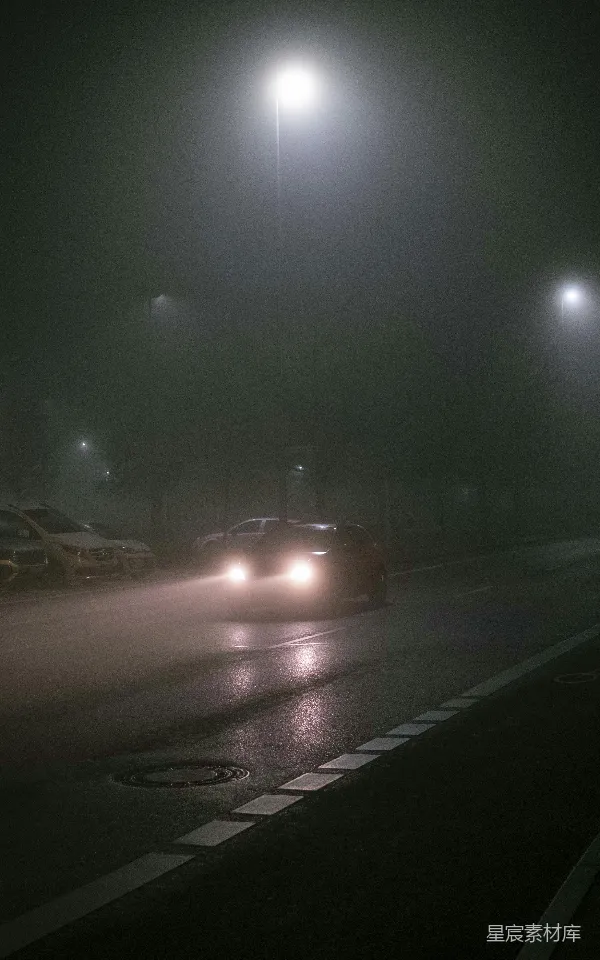 高清摄影 雾夜中的孤独车影