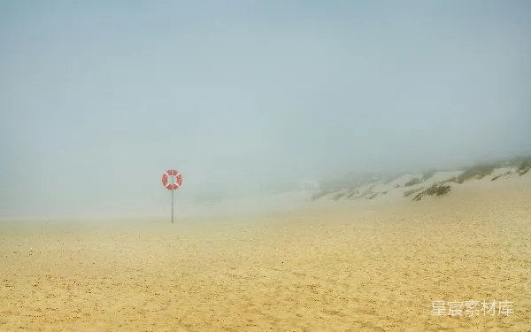 高清摄影 雾中海滩的宁静