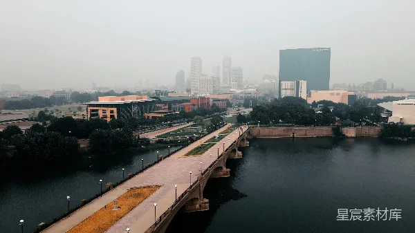 高清摄影 雾蒙蒙的城市天际线与桥梁