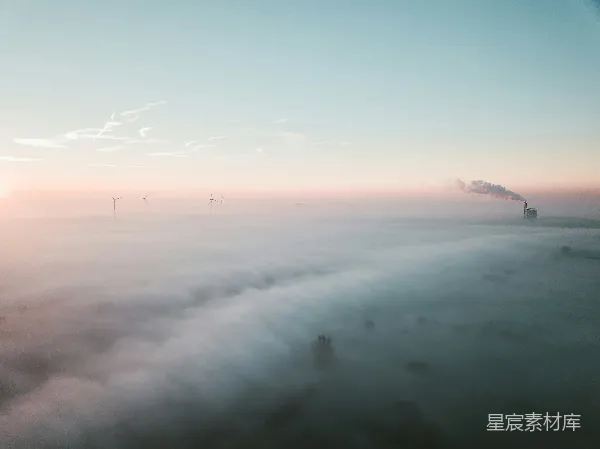 高清摄影 雾中风车与烟囱的对比