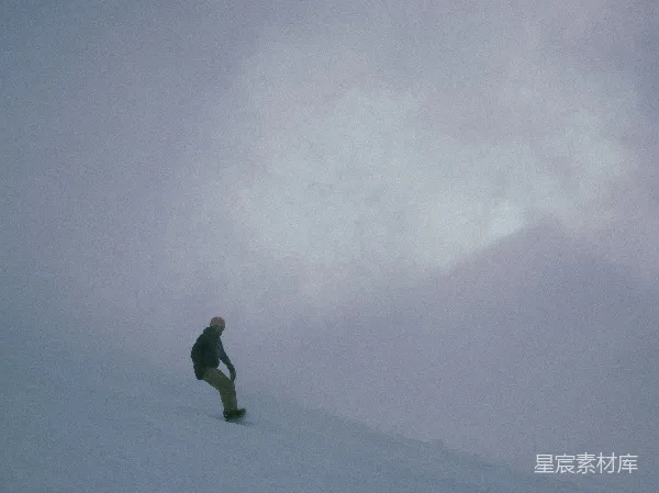 高清摄影 雪地中的孤独身影