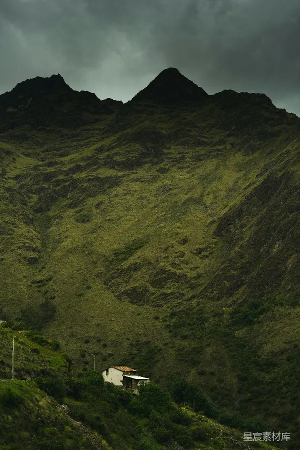 高清摄影 山间小屋与阴云密布