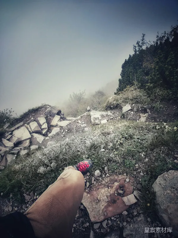 高清摄影 雾中登山者的脚步