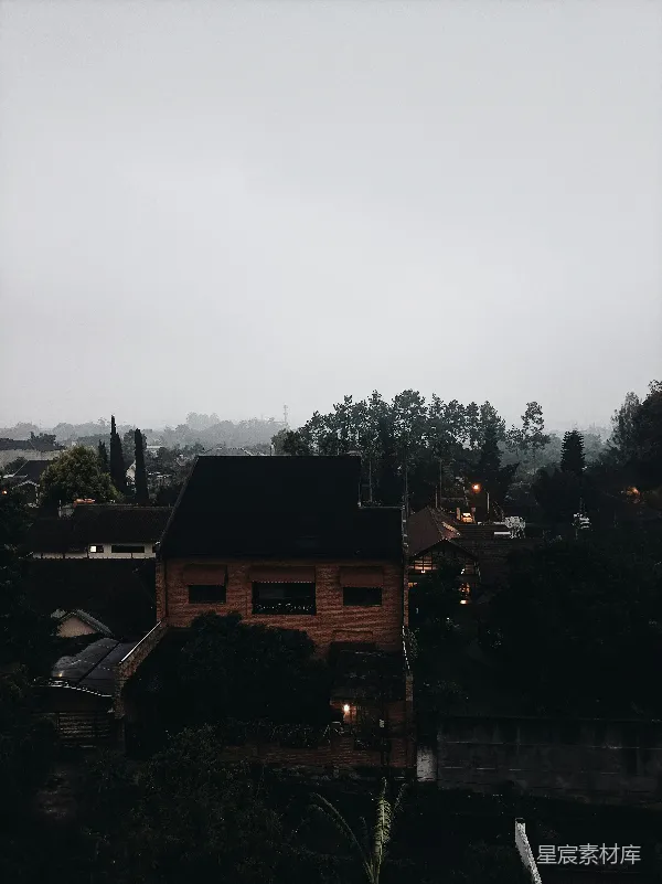 高清摄影 雾蒙蒙的小镇晨景