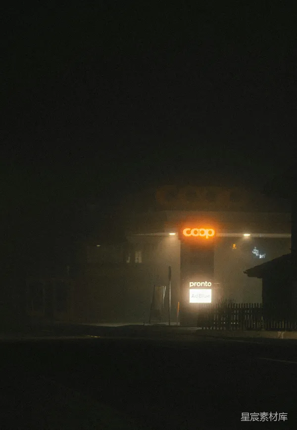 高清摄影 夜幕下的加油站