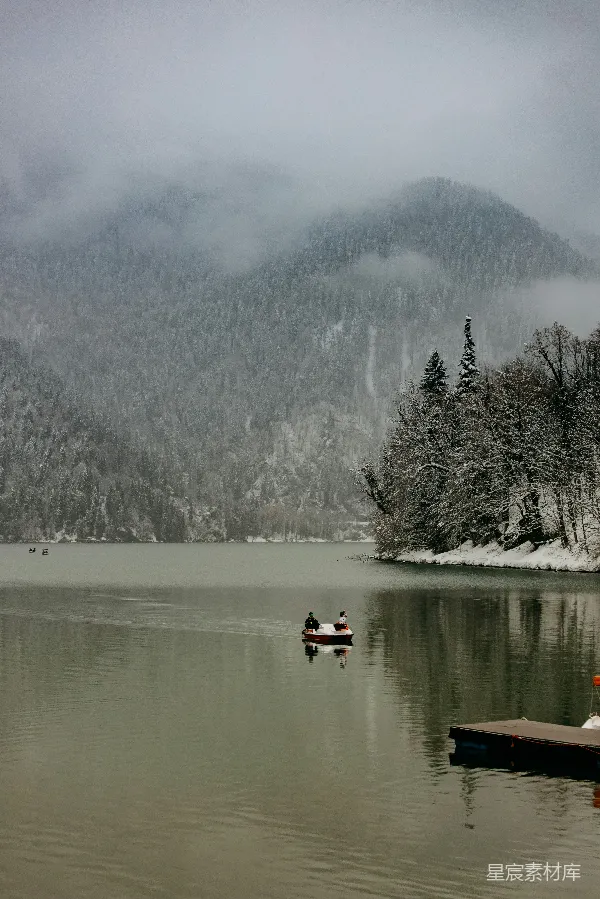 高清摄影 雪景中的宁静湖舟