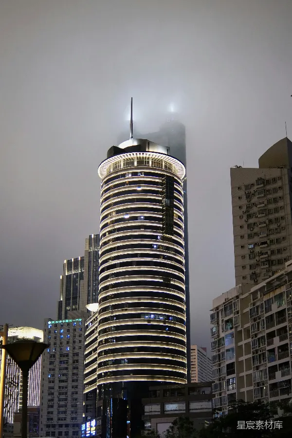 高清摄影 雾中霓虹：现代都市夜景