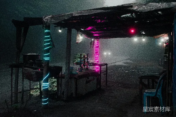 高清摄影 雨夜下的霓虹小摊