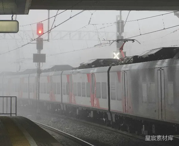 高清摄影 雾中停靠的现代列车