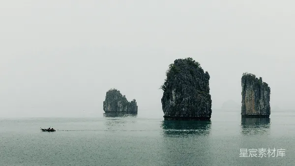 高清摄影 雾蒙蒙的海上孤岛