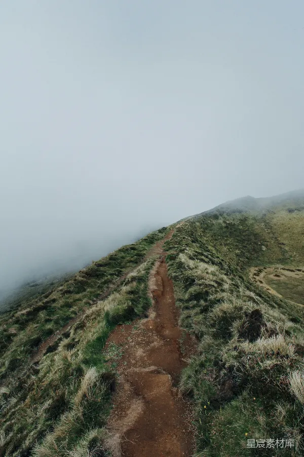 高清摄影 雾中的山间小径
