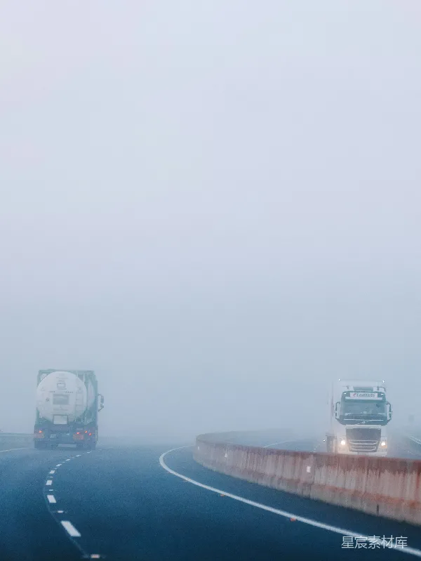 高清摄影 雾中行驶的公路