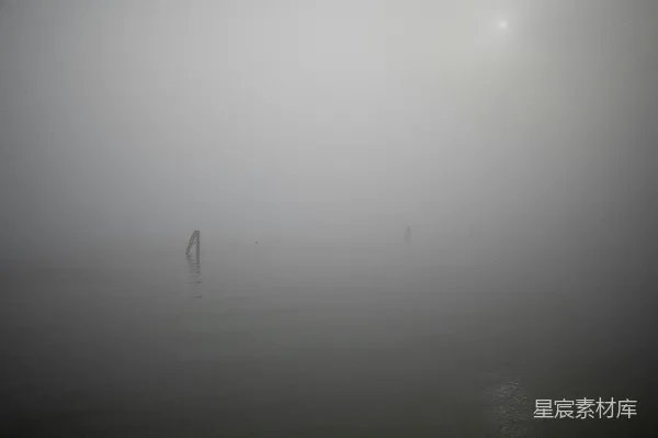 高清摄影 雾中静谧的湖面