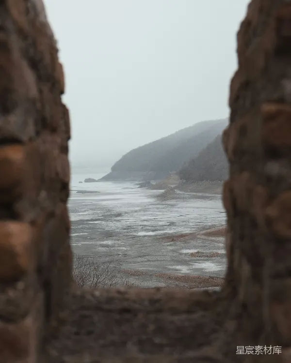 高清摄影 透过石墙的山海一景
