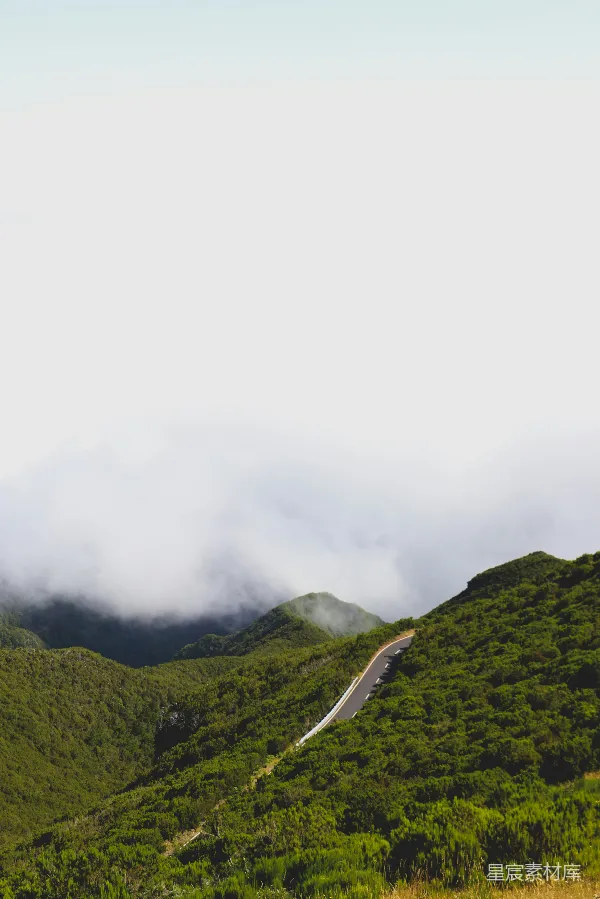 高清摄影 山间云雾缭绕的蜿蜒山路