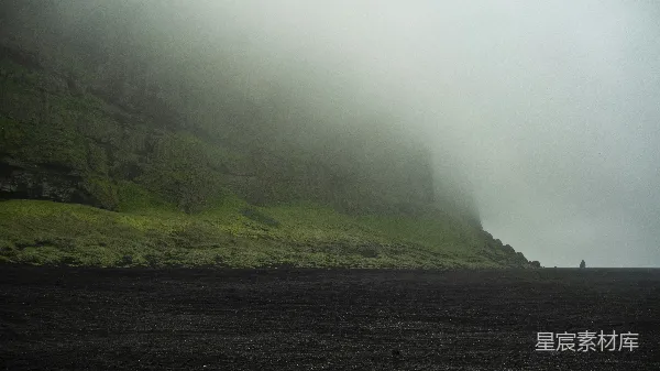 高清摄影 迷雾中的火山海滩