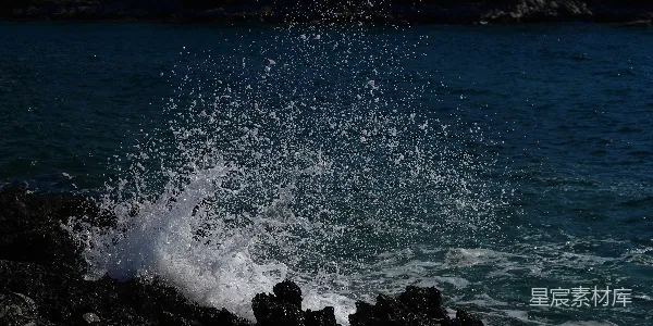 高清摄影 海浪击打岩石的瞬间