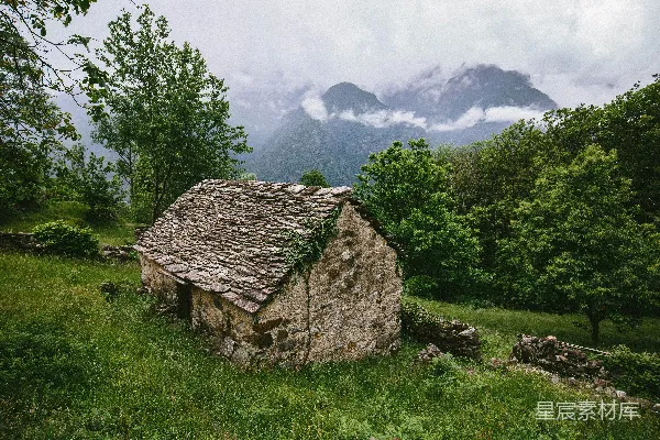 高清摄影 古老石屋与云雾缭绕的山景