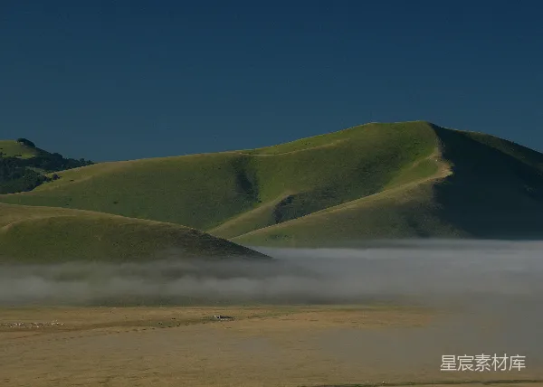 高清摄影 云海与山丘的宁静晨景