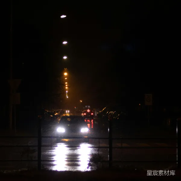 高清摄影 夜色中的街灯与车影