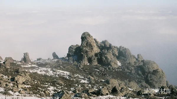高清摄影 雪后岩石山景