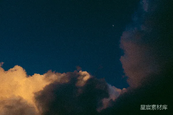 高清摄影 夜空中的云与月亮