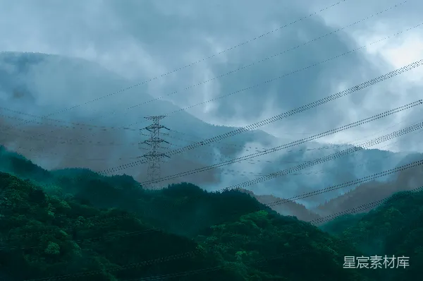 高清摄影 雾中的山与电线塔