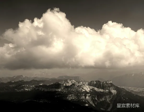 高清摄影 云层下的山峰