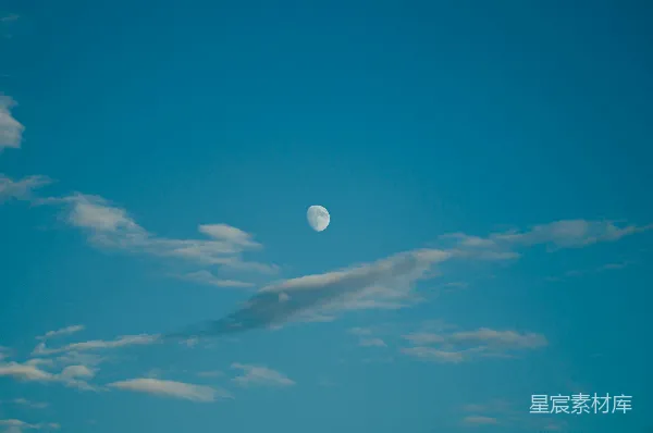 高清摄影 晴空中的弯月